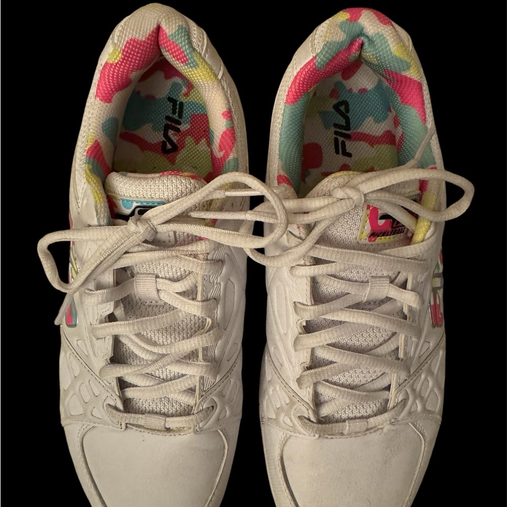 FILA White Sneakers Retro-Inspired Classic Design size 9